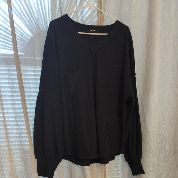 196. Modern Black V-Neck Sweater with Relaxed Fit - Picture 3 of 3